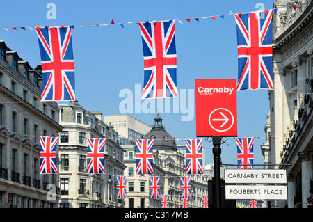 Carnaby Street Londra segni e Union Jack Flag Foto Stock