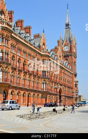 Architettura vittoriana di rinnovato alla stazione di St Pancras & Renaissance Hotel di lusso a 5 stelle con il piazzale antistante & torre dell orologio Camden Londra Inghilterra REGNO UNITO Foto Stock