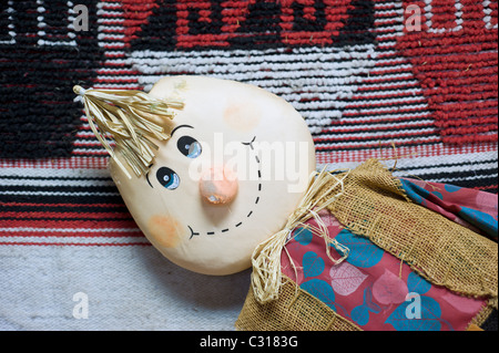 Una bambola giocattolo a sorridere di fronte a un Indiano blanket, Nuovo Messico. Foto Stock