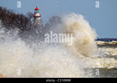 Onde che si infrangono sulle rocce di fronte a Marblehead luce sul Lago Erie Foto Stock