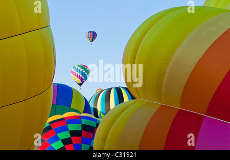 Dettaglio di palloncini colorati a mano a mano che vengono impostati a Albuquerque International Balloon Fiesta Foto Stock