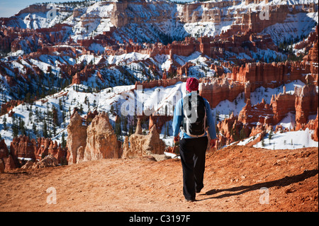 Escursionista femmina su SCENIC Queens Garden Trail, parco nazionale di Bryce Canyon, Utah, Stati Uniti d'America Foto Stock