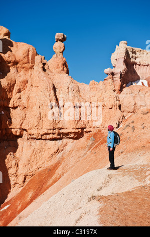 Escursionista femmina gode di vista dal Queens Garden Trail, parco nazionale di Bryce Canyon, Utah, Stati Uniti d'America Foto Stock