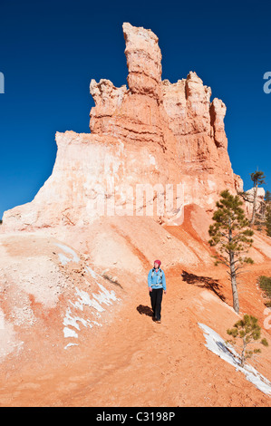 Escursionista femmina su SCENIC Queens Garden Trail, parco nazionale di Bryce Canyon, Utah, Stati Uniti d'America Foto Stock