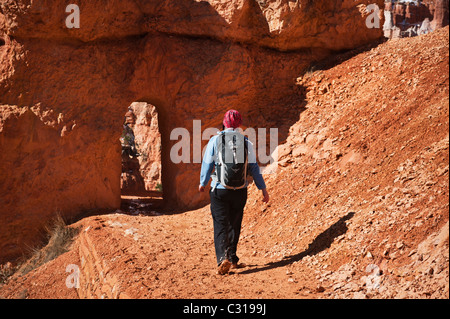 Escursionista femmina su SCENIC Queens Garden Trail, parco nazionale di Bryce Canyon, Utah, Stati Uniti d'America Foto Stock