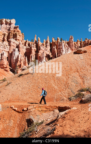 Escursionista femmina su SCENIC Queens Garden Trail, parco nazionale di Bryce Canyon, Utah, Stati Uniti d'America Foto Stock