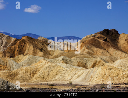 Deserto erosa pendii che mostra gli strati di rocce colorate - California USA Foto Stock