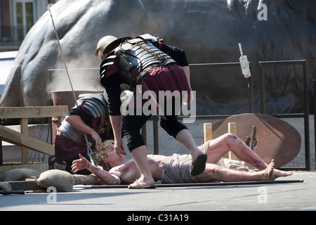 Un ladro dopo essere stato rimosso dalla croce Pasqua Passion Play Trafalgar Square Foto Stock