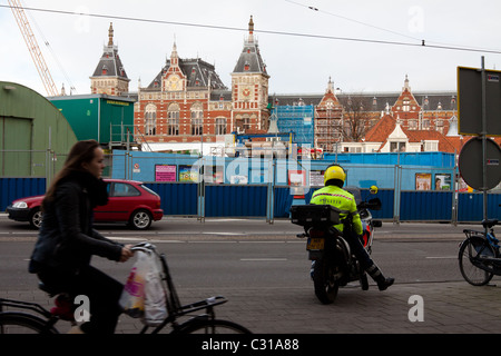 Un poliziotto di Amsterdam di fronte la Stazione Centrale di Amsterdam Foto Stock