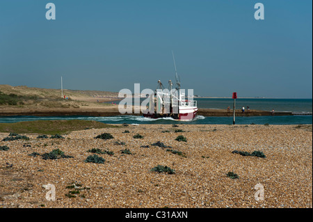Barca da pesca lasciando la segala Harbor East Sussex England Regno Unito Foto Stock
