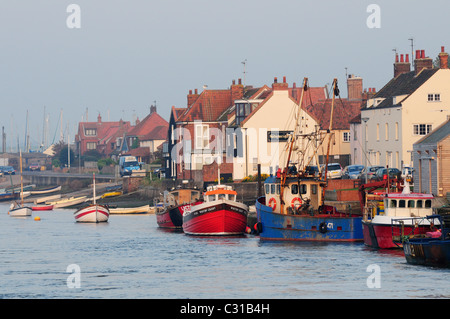 Barche di ormeggio in banchina, Pozzi accanto al mare, Norfolk, Inghilterra, Regno Unito Foto Stock
