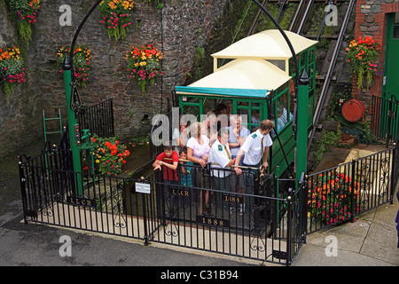 Un Lynton & Lynmouth Cliff Railway auto arrivando a Lynmouth, Devon, Inghilterra, Regno Unito Foto Stock