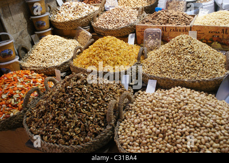 I dadi e le uve sultanine nel Souq Al-Madina, Aleppo, Siria Foto Stock