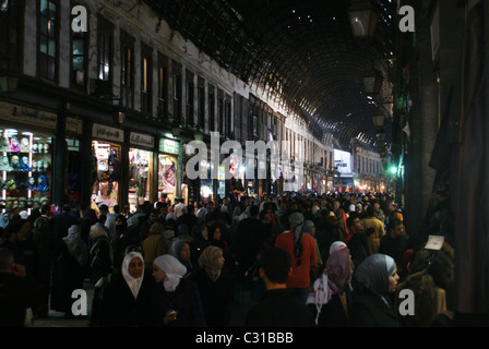 Gli amanti dello shopping nel Souq Al-Hamidiyah, Damasco, Siria Foto Stock