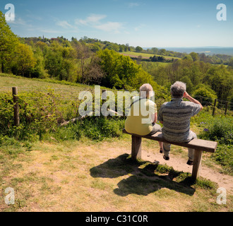 Coppia di anziani godendo il paesaggio del Kent. Foto Stock