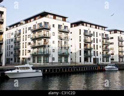 Di fianco al canale waterside viventi sulla isola di Christianshavn Copenaghen Zelanda Danimarca Scandinavia Foto Stock