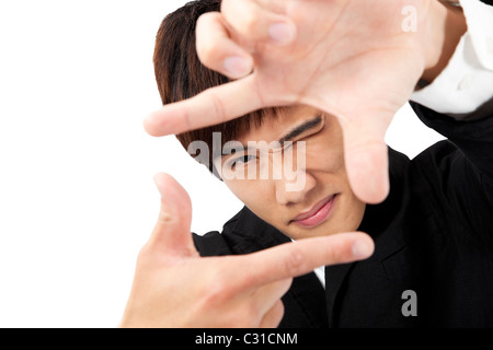 Primo piano del giovane uomo rendendo il telaio con le mani Foto Stock