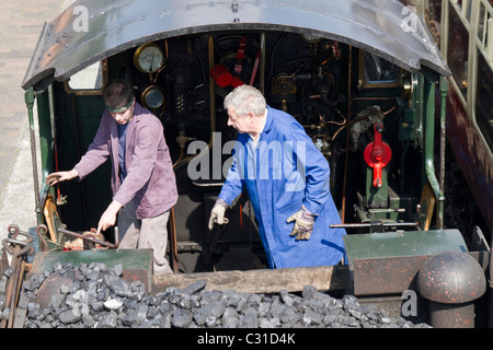 Driver del motore e stoker sul pavimento di un motore di vapore Foto Stock