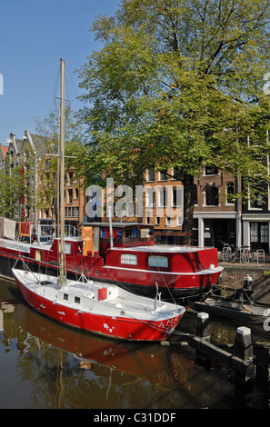 Red barche sul canal nel quartiere Jordaan di Amsterdam, Paesi Bassi Foto Stock