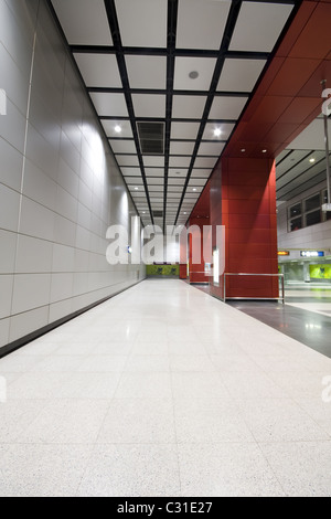 Si tratta di una grande sala business in un edificio moderno. Foto Stock