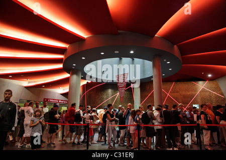 In attesa sulla linea, VULCANIA Theme Park, SAINT-LA NOSTRA-LES ROCHES, Puy-de-Dome (63), Francia Foto Stock