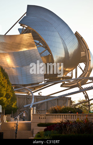 Jay Pritzker Pavilion progettato da Frank Gehry nel Millennium Park di Chicago, IL, Stati Uniti d'America. Foto Stock