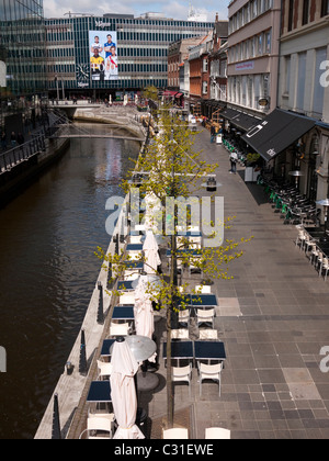 Viwewof aarhus city center vith caffetterie e canal Foto Stock