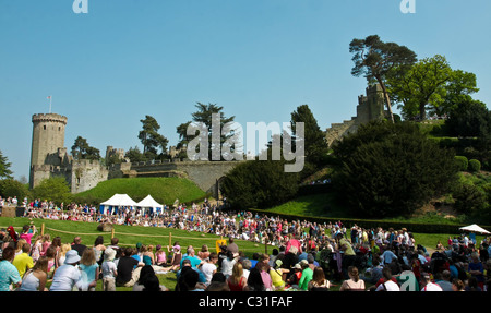 La folla guarda uno spettacolo all'aperto presso il Castello di Warwick per il weekend di Pasqua in 2011 Foto Stock