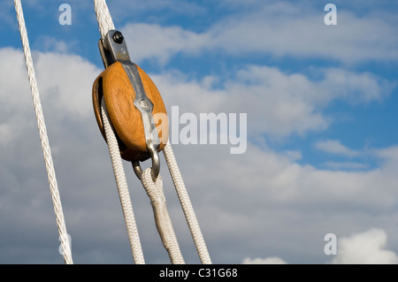 Una puleggia di legno e funi su uno yacht a vela Foto Stock