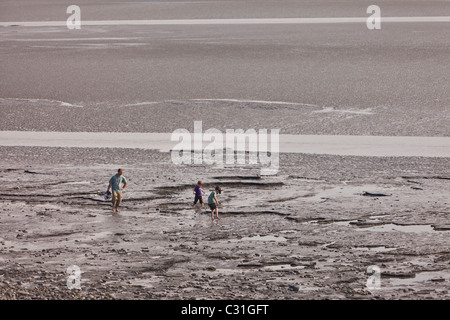 ANCHORAGE in Alaska,, Stati Uniti d'America - la gente sul fango appartamenti a bassa marea in estate. Foto Stock