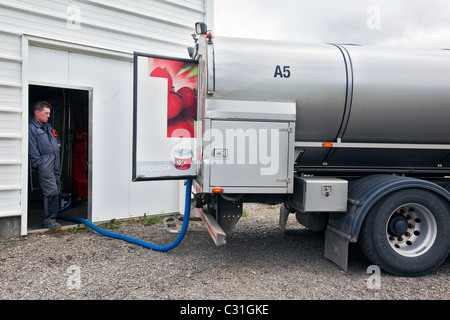 Carrello latte la raccolta del latte da una fattoria nella regione di Akureyri, Islanda del Nord, Europa Foto Stock