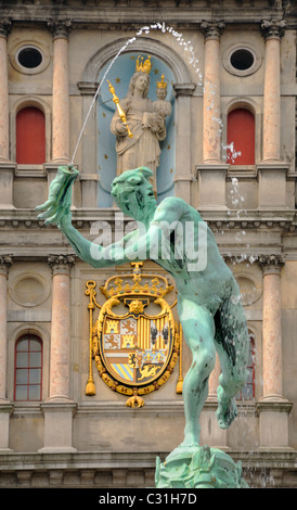 Anversa / Anversa, Belgio. Fontana di Brabo (1887: Jef Lambeaux) su Grote Markt - municipio (Stadhuis) dietro Foto Stock