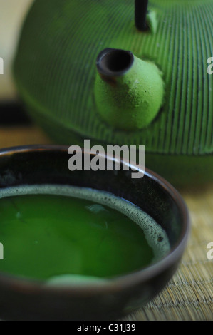 Polvere di tè verdi giapponesi (MATCHA) disciolto in acqua calda, tradizionale cerimonia del tè, GIAPPONE, ASIA Foto Stock