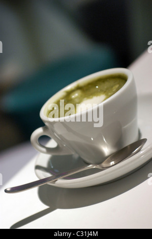 Bevanda fatta dal giapponese in polvere di tè verde Matcha () miscelato con latte servita in un bar, GIAPPONE, ASIA Foto Stock