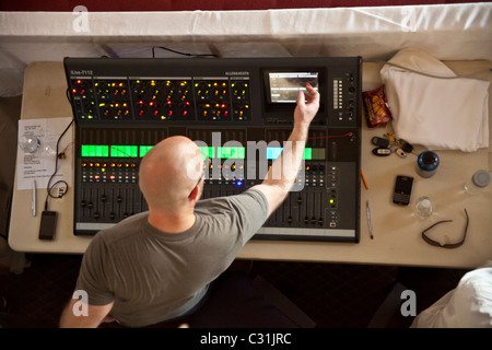 Controllo del suono e l'operatore a Fernando Ortega concerto presso il Trinity Christo Rey Chiesa Luterana in Santa Ana CA. © Myrleen Pearson Foto Stock