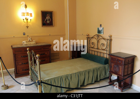 Una camera da letto nel palazzo ACHILLEION, ex residenza estiva dell'imperatrice Elisabetta d'Austria, chiamato SISSI, Corfù, Grecia Foto Stock