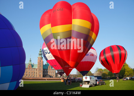 Palloncini d'aria calda pronti ad ascendere dai terreni del Castello di Rosenborg nel Giardino del Re, Kongens Hanno, a Copenhagen, Danimarca. Foto Stock