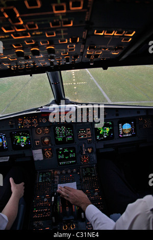 Quadro della strumentazione, la cabina di pilotaggio di un Airbus A320 su una Parigi-volo lisbona Foto Stock