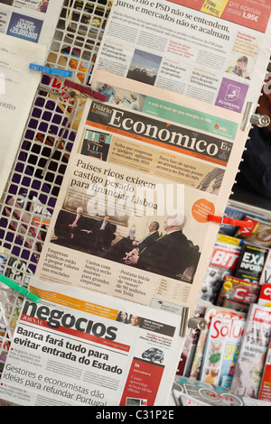 Il Portogallo Económico quotidiano finanziario con headline dettagli circa il finanziamento UE crisi sulla vendita di Lisbona Aprile 2011 Foto Stock