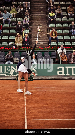 Agnieszka Radwańska che serve in un match vs Elena Dementieva Foto Stock