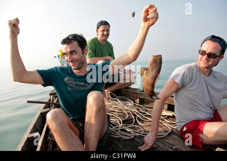 I turisti la pesca di cernia, pesca in mare profondo, Regione di BAN SAPHAN, Thailandia, ASIA Foto Stock