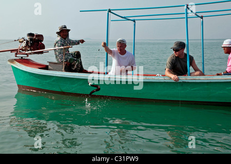 I turisti la pesca di cernia, pesca in mare profondo, Regione di BAN SAPHAN, Thailandia, ASIA Foto Stock