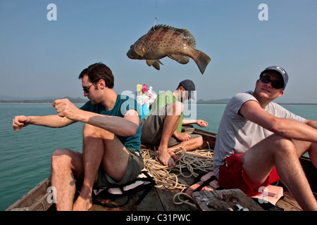 I turisti la pesca di cernia, pesca in mare profondo, Regione di BAN SAPHAN, Thailandia, ASIA Foto Stock