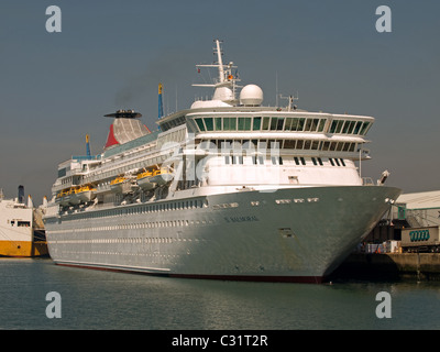 Fred Olson nave da crociera Balmoral ormeggiato a Southampton Hampshire England Regno Unito Foto Stock