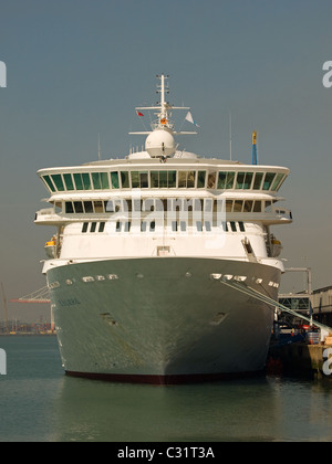 Fred Olson nave da crociera Balmoral ormeggiato a Southampton Hampshire England Regno Unito Foto Stock