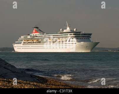 Fred Olson nave da crociera Balmoral lasciando Southampton e passando Calshot Spit Inghilterra Hampshire REGNO UNITO Foto Stock