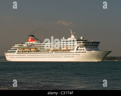 Fred Olson nave da crociera Balmoral lasciando Southampton e passando Calshot Spit Inghilterra Hampshire REGNO UNITO Foto Stock