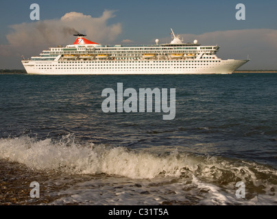 Fred Olson nave da crociera Balmoral lasciando Southampton e passando Calshot Spit Inghilterra Hampshire REGNO UNITO Foto Stock