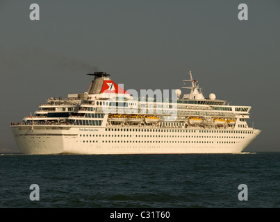 Fred Olson nave da crociera Balmoral lasciando Southampton e passando Calshot Spit Inghilterra Hampshire REGNO UNITO Foto Stock