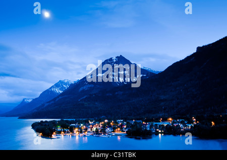 Waterton Park dal Principe di Galles Hotel al tramonto, Alberta, Canada. Foto Stock